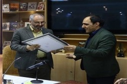 نشان درجه یک نویسندگی دفاع مقدس به محسن مومنی‌شریف اهدا شد