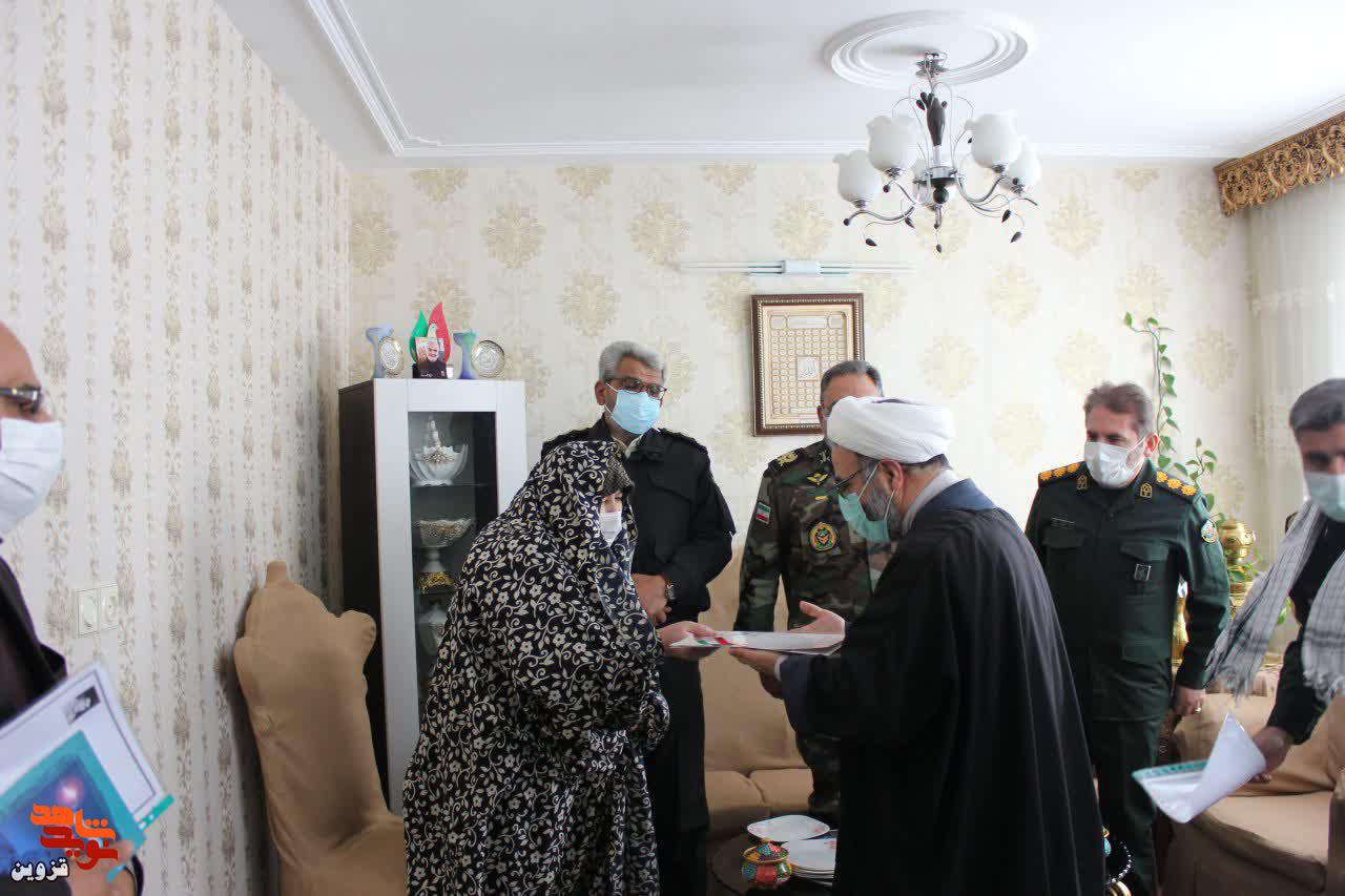 مسئولان استان قزوین از مقام خانواده‌های شهدا تجلیل کردند