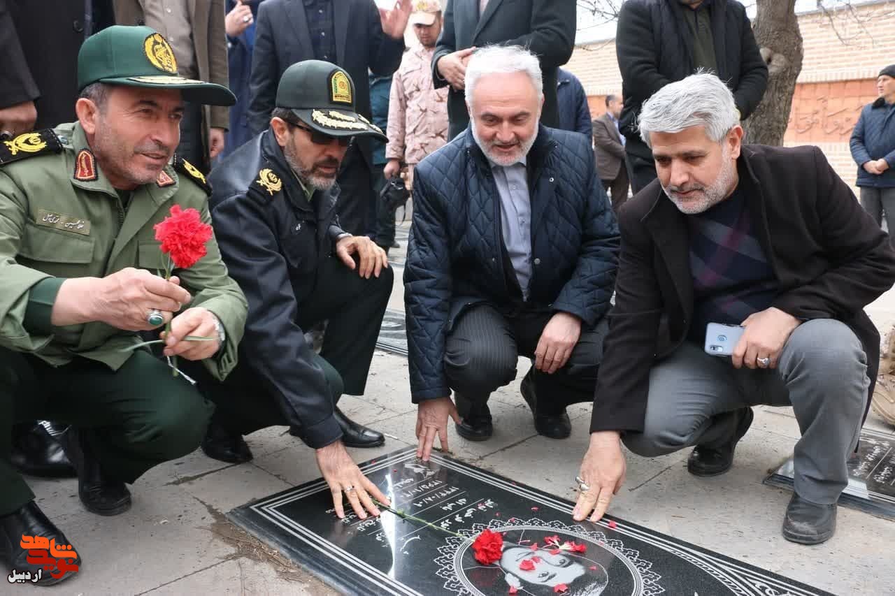 مراسم غبار روبی و عطر افشانی گلزار شهدای شهرستان اردبیل