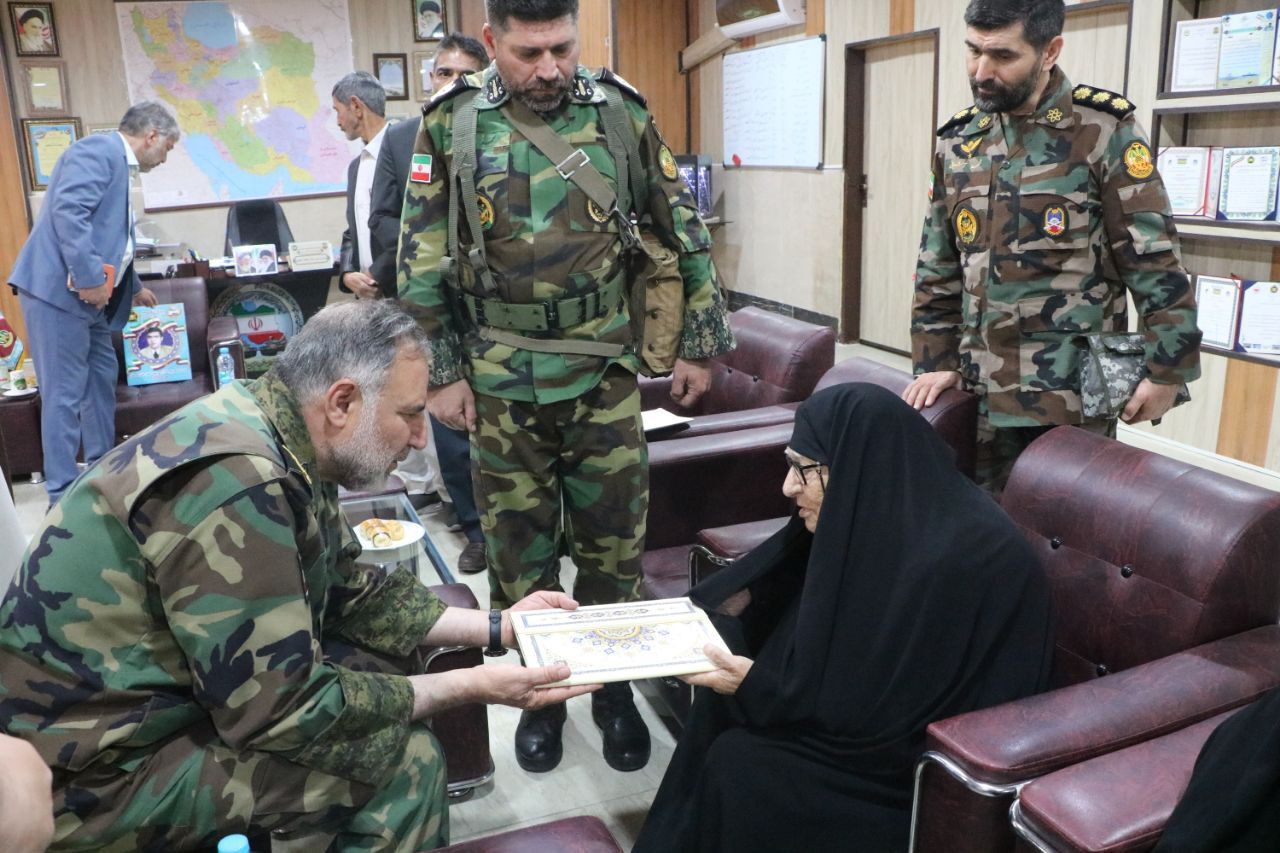 دیدار فرمانده نیروی زمینی ارتش با مادر شهید«سرابندی»