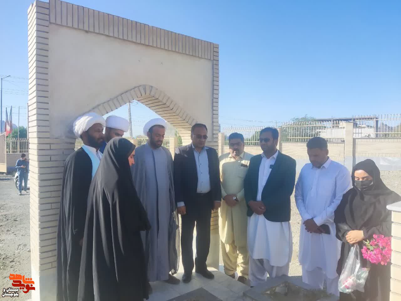 غبار روبی و عطر افشانی مزار شهید عبدالغنی ملازهی در نیکشهر