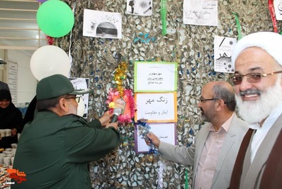 نواختن زنگ ایثار و مقاومت- یکم مهرماه ۱۴۰۲ در دبیرستان دخترانه شرف شهرستان آرادان