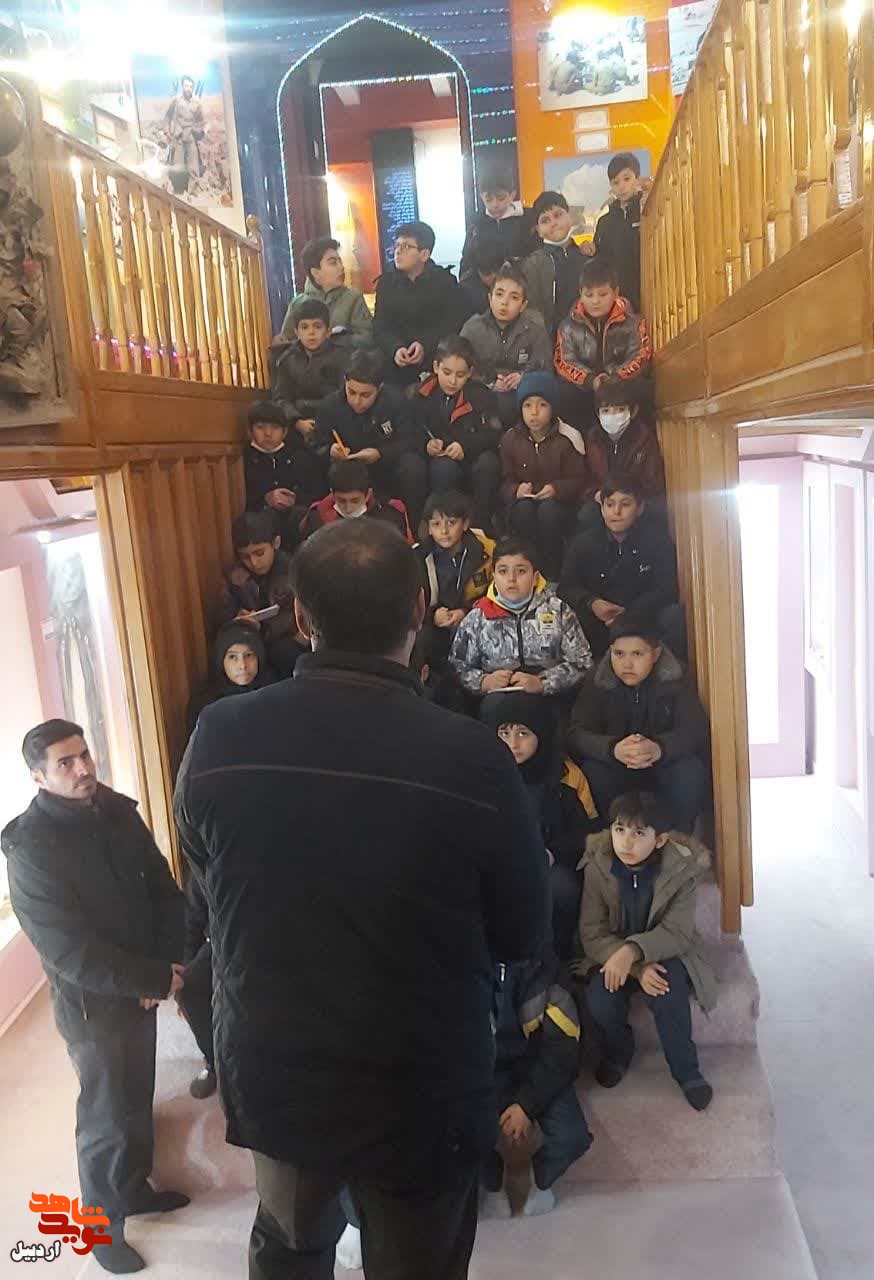 بازدید دانش‌آموزان مدرسه شاهد 2 از موزه شهدای اردبیل