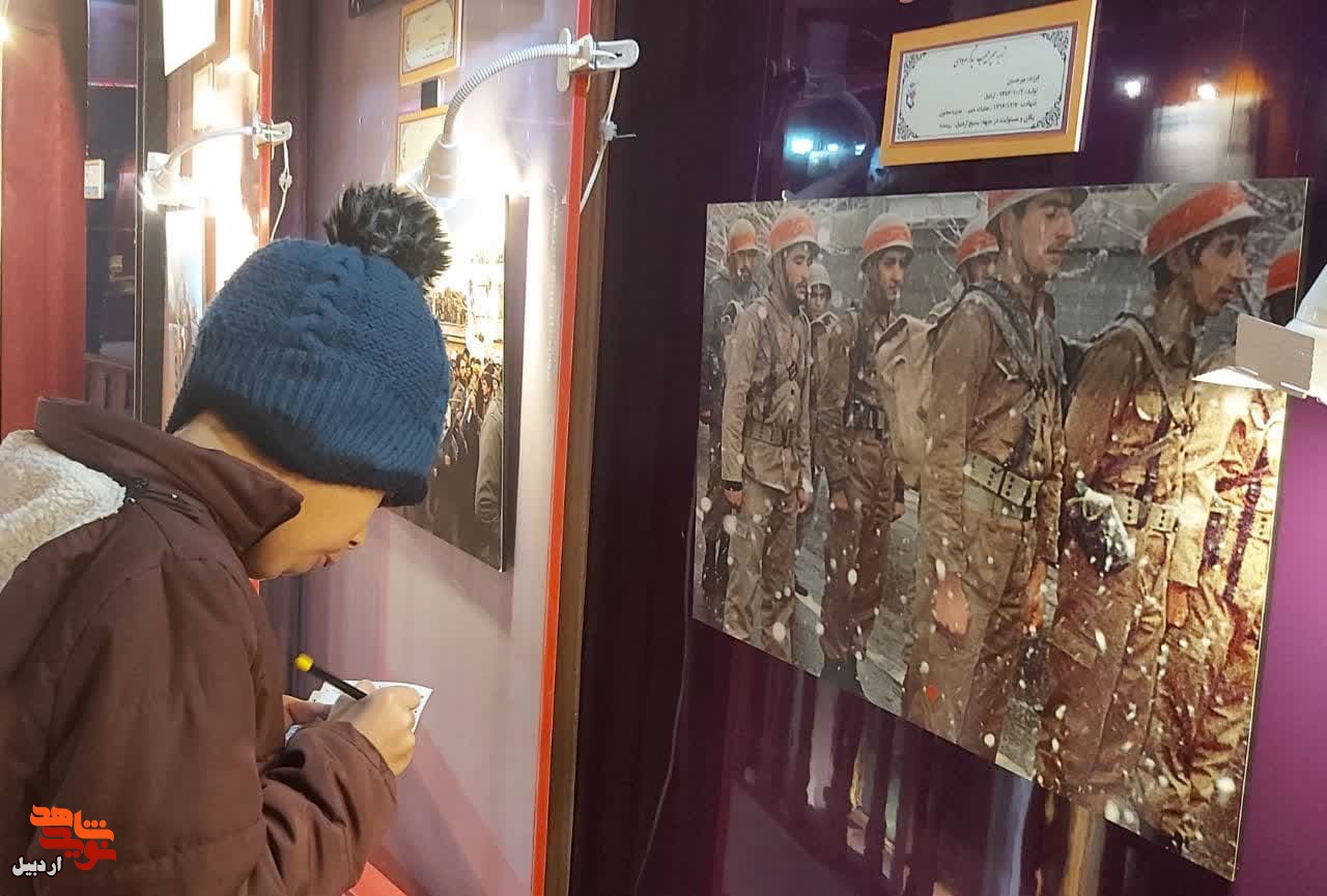 بازدید دانش‌آموزان مدرسه شاهد 2 از موزه شهدای اردبیل
