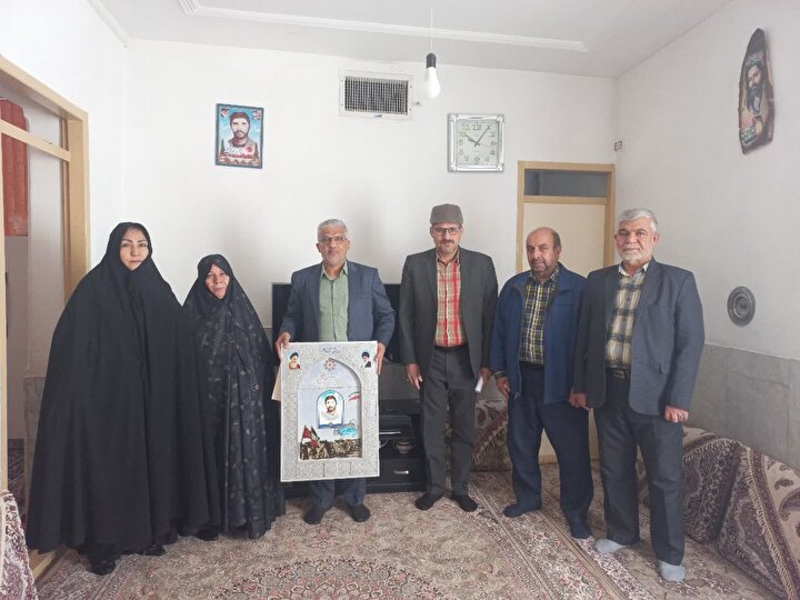 دیدار خادمان کنگره ملی «شهدای غریب در اسارت» با خانواده شهید محمدی‌مقدم در خراسان جنوبی