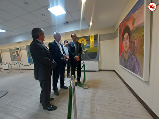 بازدید مشاور معاون فرهنگی بنیاد شهید از نمایشگاه «کوله‌بار شهامت»