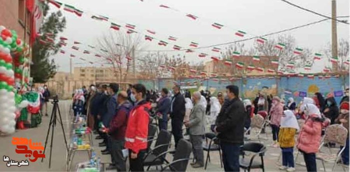 نواختن زنگ انقلاب در دبستان پسرانه شهید «مرتضی هداوند میرزایی» شهرستان پاکدشت